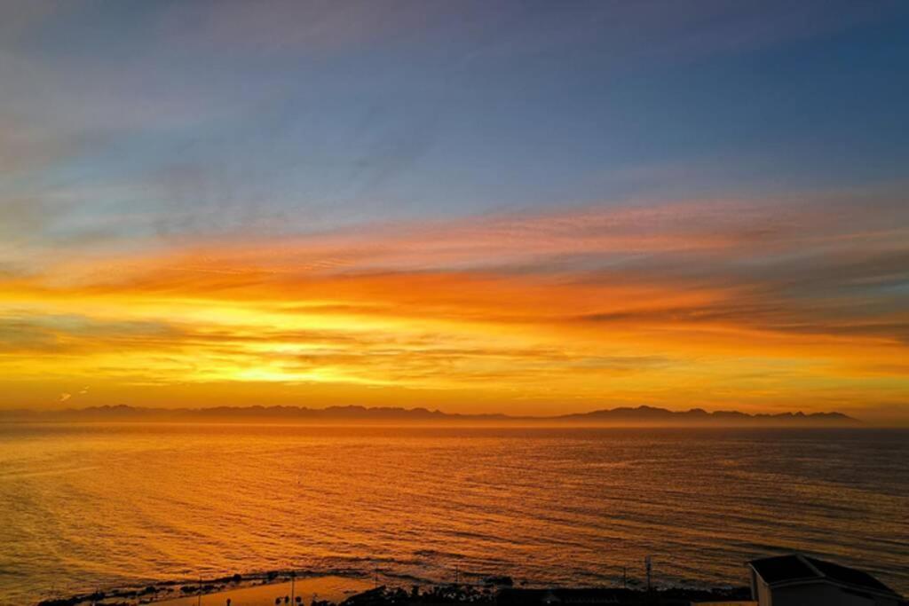 Appartamento Relax,Revive,Reset & Enjoy The Sounds Of The Sea! Città del Capo Esterno foto