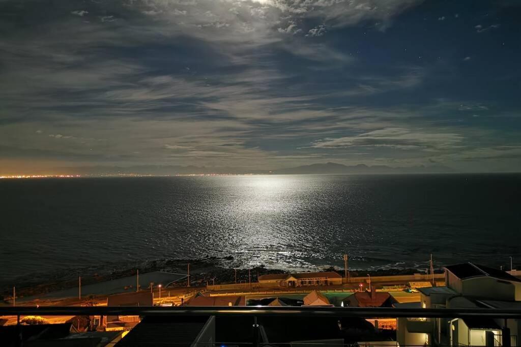 Appartamento Relax,Revive,Reset & Enjoy The Sounds Of The Sea! Città del Capo Esterno foto